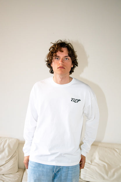 The Longsleeve - “Steden schuilen niet wanneer het regent.”