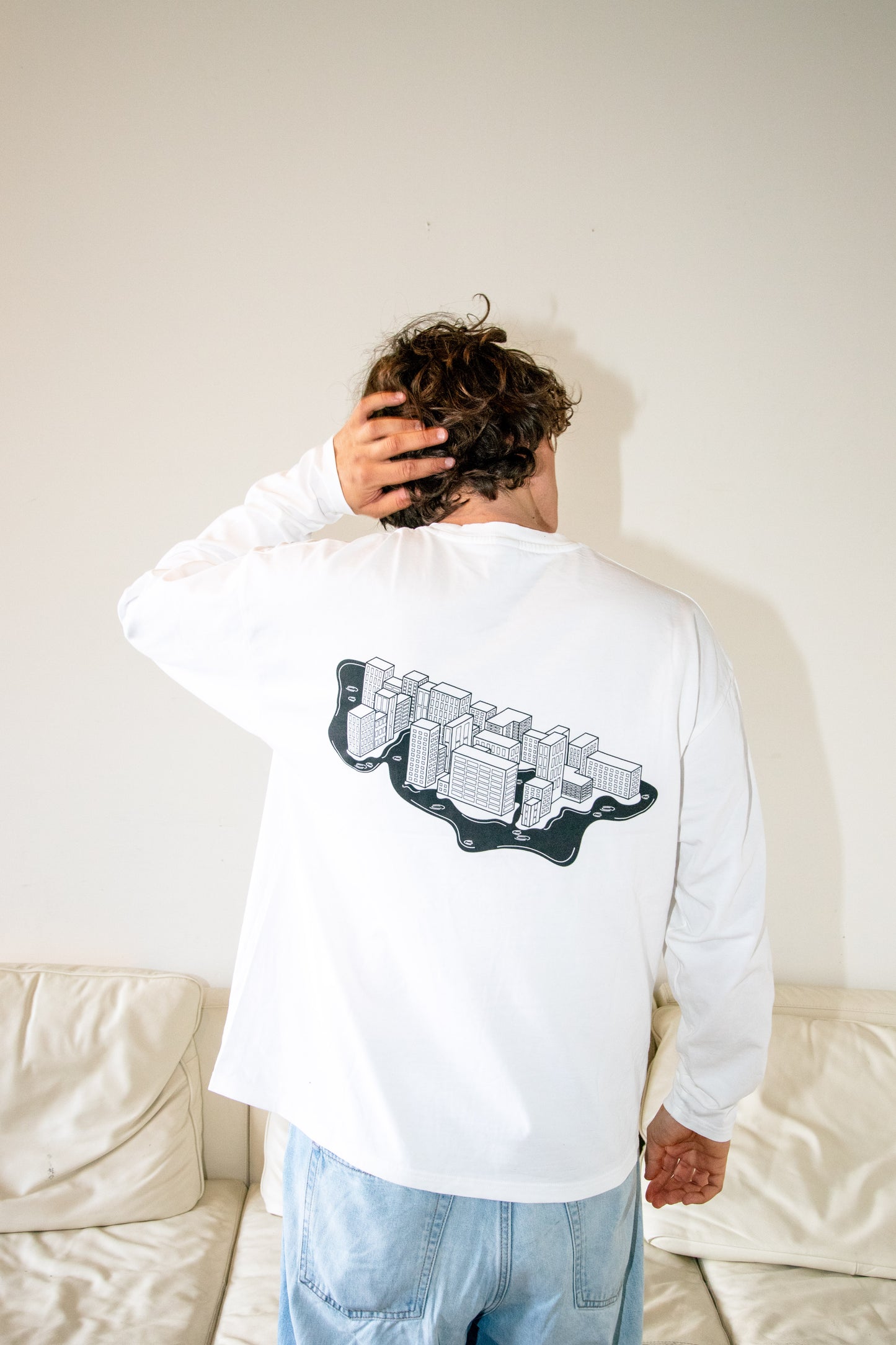 The Longsleeve - “Steden schuilen niet wanneer het regent.”